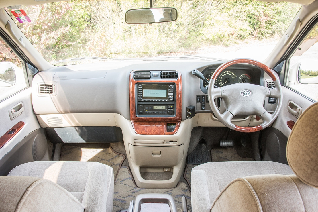 Toyota-Grand-Hi-Ace-interieur-dashboard.jpg