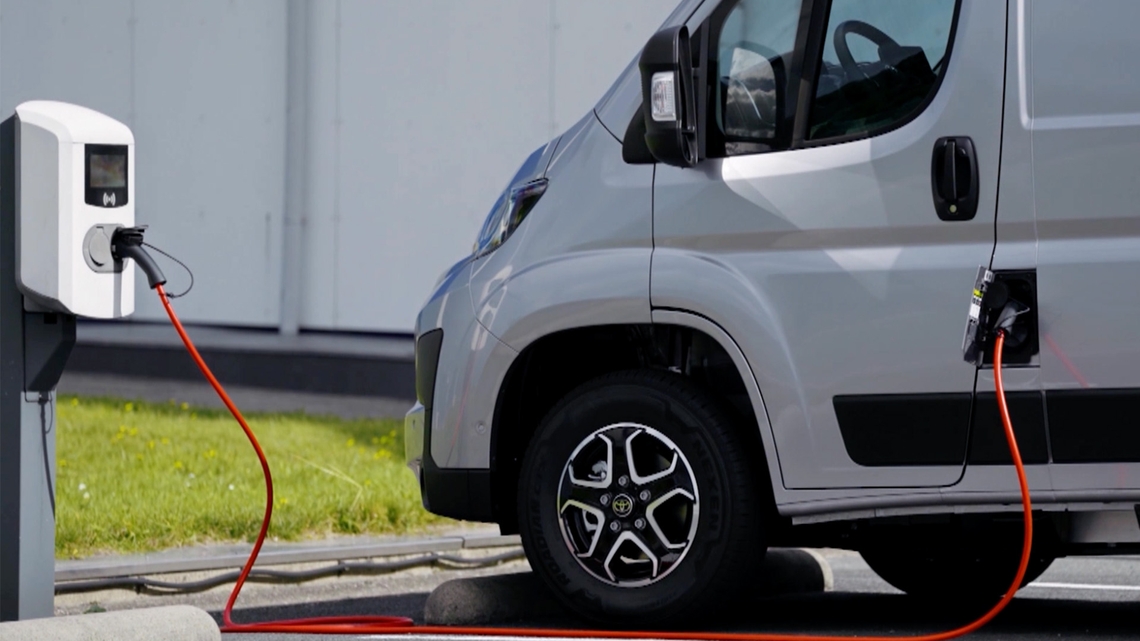 Toyota-Proace-Max-aan-laadkabel