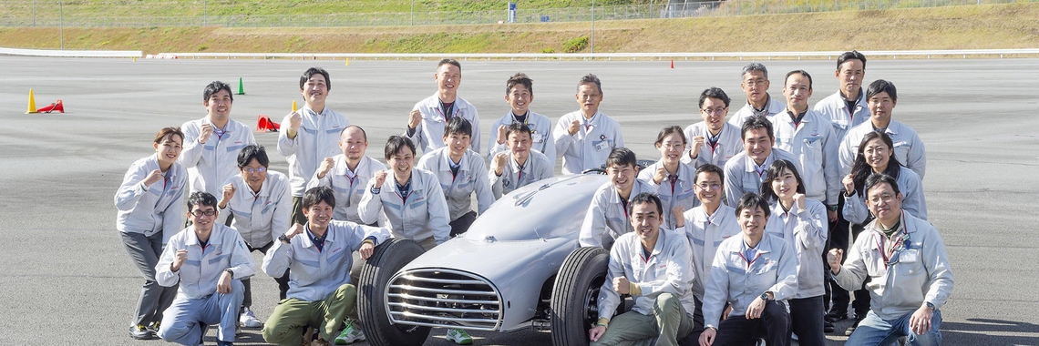 Toyopet-racer-restauratie-teamfoto-exterieur