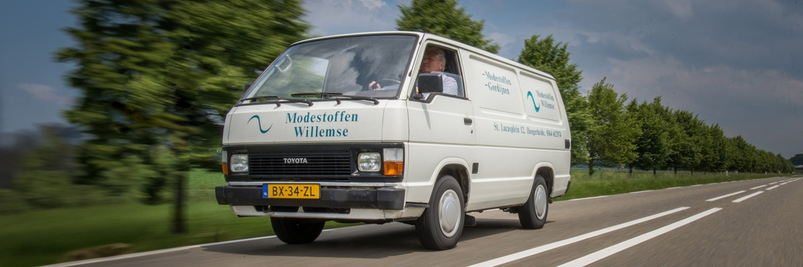 Adrie-Willemse-met-zijn-Hiace-exterieur-rijdend-vooraanzicht_header