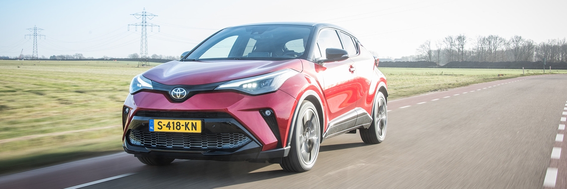 Toyota-C-HR-exterieur-links-voor-rood-rijdend