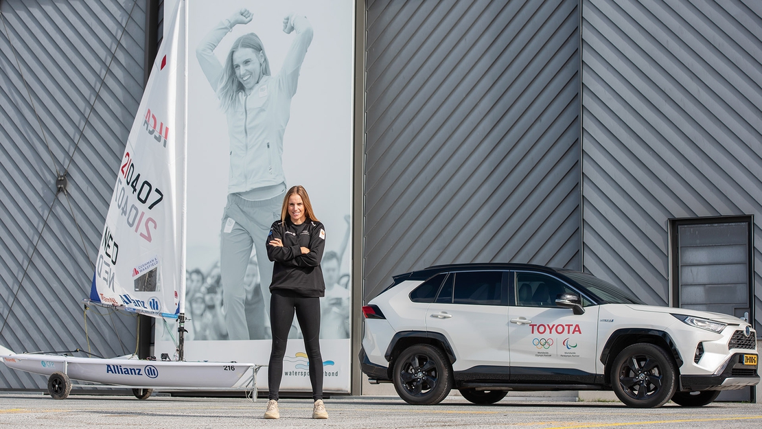 Toyota-Marit-Bouwmeester-naast-Toyota-RAV4-en-Laser-zeilboot.jpg