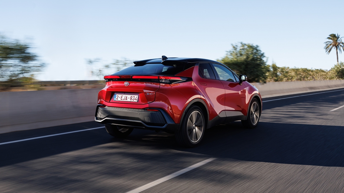 Toyota-C-HR-exterieur-driekwart-rechtsachter-rijdend